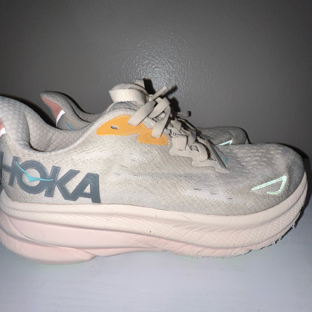 Hoka Clifton 9 women’s size 6.5